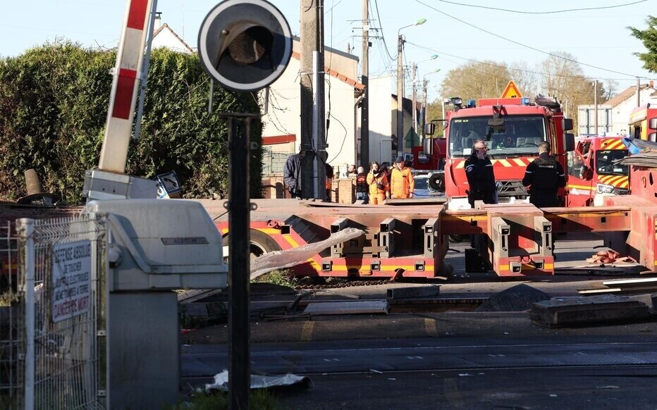 le_Parisien's tweet image. 🔴 L'accident à un passage à niveau entre un poids lourd et un TGV près de Lens a fait au moins un mort et plusieurs blessés.

SNCF Voyageurs confirme la mort du conducteur du train ➡️ l.leparisien.fr/Gm8A