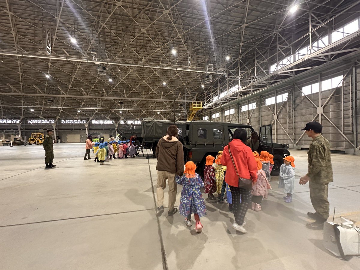 AvnHofu's tweet photo. 春到来です。近隣のきんこう保育園の園児の皆さんから心温まるプレゼントが届きました。みんなの笑顔で元気をもらったのは、私達自衛官の方です。ありがとうございました。
また、6月7日の航空祭にも遊びに来てくださいね。
 #保育園  #防府市  #自衛隊  #遠足  #桜 https://t.co/vzf3jR1Qyg