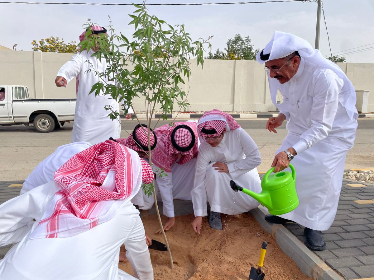 mrk334's tweet photo. دشن مكتب فرع وزارة البيئة والمياه والزراعة بمحافظة رياض الخبراء مبادرة “أرض القصيم خضراء” في مرحلتها السابعة عشرة، بزراعة شتلات على طريق طويق، بحضور سعادة المحافظ الأستاذ فهد بن حسن السلطان، ومشاركة الجهات الحكومية وطلاب المدارس وكلية محمد الخضير التقنية https://t.co/PvCLORjY8i