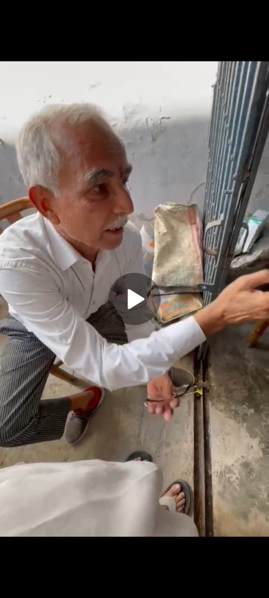 RiazAhmadKb5v's tweet photo. SUB INSPECTOR FIROZ AHMAD Nivasi 44PHQ Parisar Prayagraj dwara prarthi Riaz Ahmad Khan niwasi 621/1attarsuiya Prayagraj dauraan mukadma vicharadheen hotehue bhi adhikariyo dwara  milkar prarthi ka makaan jabran kabja kiya ja raha hai,Koi bhi adhikariprarthi kosunne ko taiyar nahi https://t.co/OlPV45vDst