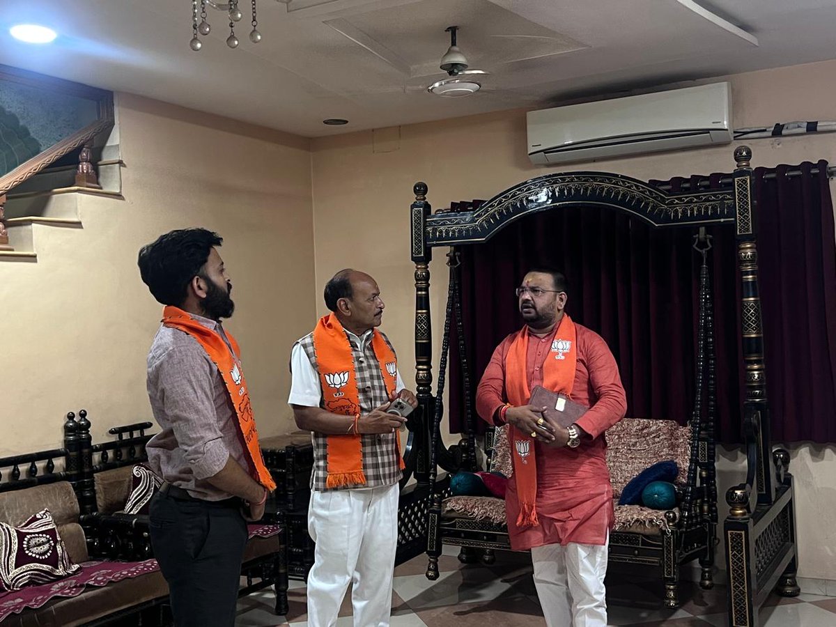 ઉમરેઠ વિધાનસભા પેટાચૂંટણી - 2026 અંતર્ગત ભાજપાના ઉમેદવાર શ્રી હર્ષદભાઈ ગોવિંદભાઇ પરમાર ના સમર્થનમાં ઉમરેઠના સ્થાનિક આગેવાનો સાથે બેઠક યોજી ભારતીય જનતા પાર્ટીના ઉમેદવારને જંગી બહુમતી થી વિજયી બનાવવા આહવાન કર્યું.

#Umreth #ByElection #BJP
