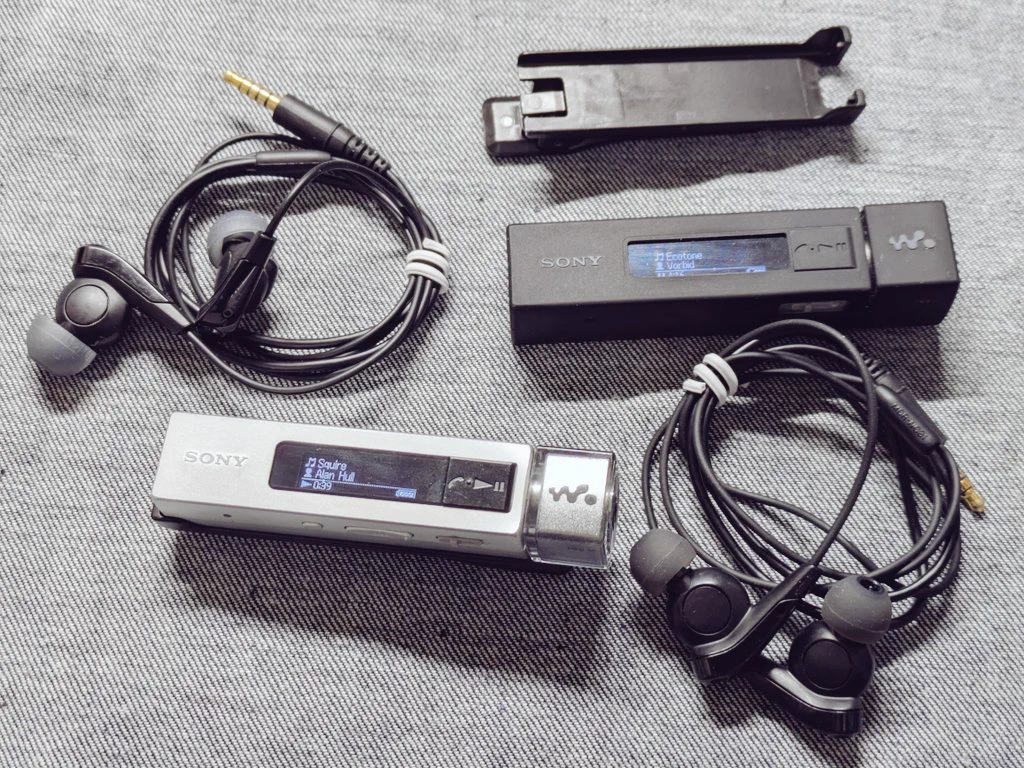 Walkman NW-M505 tipe stik yang berusia 13 tahun kembali m