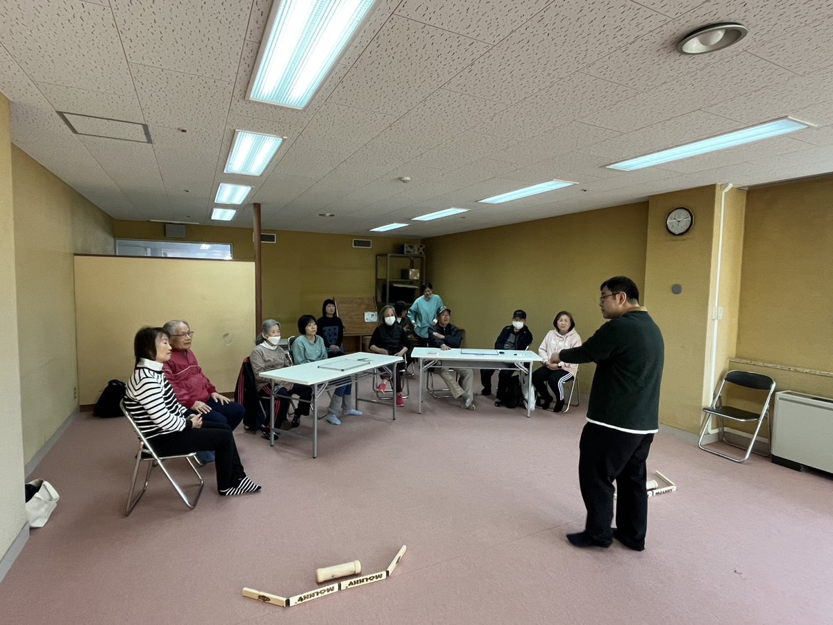 fukui_deaf's tweet photo. 【福井地区ふくみみサロン】
4月3日（金）「モルック体験と桜の花見」を開催🌸
１3名が参加し、モルック体験では初めての方も多く楽しく挑戦！その後、足羽川桜祭りに移動し、満開の桜の下でランチ♪♪ご参加いただいた皆さま、ありがとうございました。次回のふくみみサロンもどうぞ楽しみに！ https://t.co/uvWHWQqDon