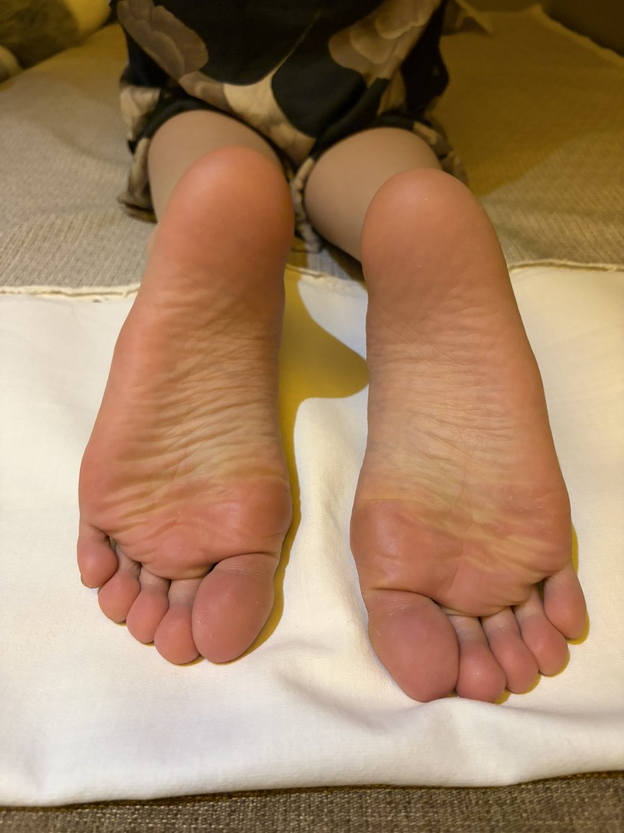 Foot_zhrn1997's tweet photo. 这样儿的🦶看着还喜欢么？#足底 #恋足 #粉嫩 #美脚 https://t.co/lNYFpUV8I0