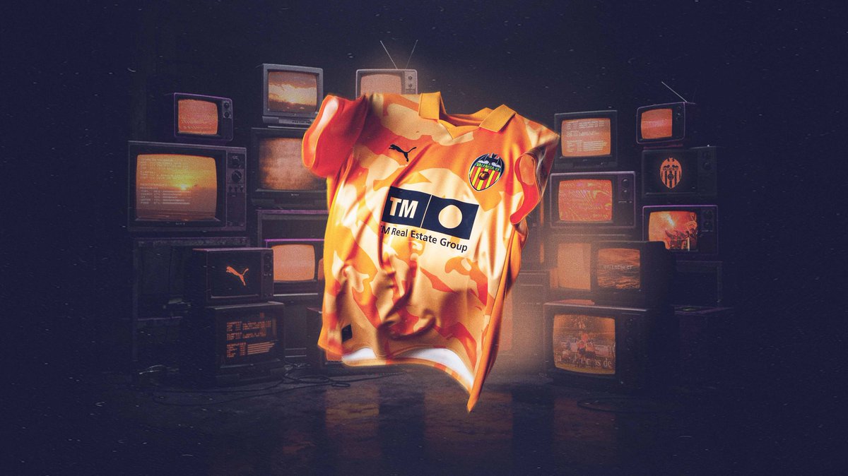 valenciacf's tweet photo. El RETRO JERSEY del Valencia CF y @pumafootball llega a las tiendas este miércoles, 8 de abril 🟠

Descubre todos los detalles y hazte con esta edición limitada y exclusiva: la compra estará limitada a una camiseta por persona
