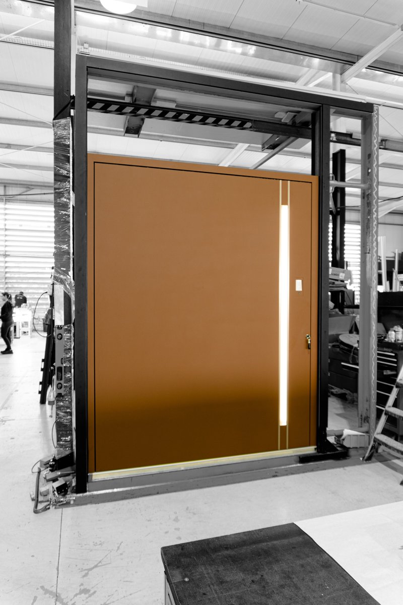 technicdoor's tweet image. ✨ 120 mm pivot door with an exterior in RAL Mars textured finish and an interior in RAL 9016 textured finish, creating a sophisticated contrast.

📩 info@technicdoor.com
📞 +351 961 128 952
💻 technicdoor.com

#technicdoor #luxurydoors #architecture #pivotdoor #frontdoor