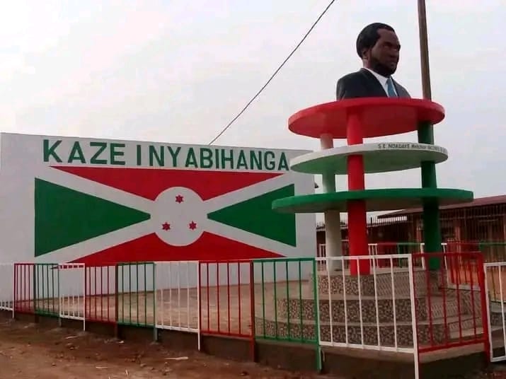 MagazineJimbere's tweet photo. ⛓️Un policier a été arrêté dans la nuit du 4 avril 2026 après avoir tué un motard dans un bar situé sur la colline #Kibungere, en commune #Nyabihanga(@Gitega)

🎙️Selon des informations recueillies auprès des habitants de cette localité, ce policier, qui assurait la sécurité à la paroisse de Kibungere, s’est rendu dans ce bar dans la soirée. Il aurait commencé à consommer des boissons appartenant à d’autres clients, mais le motard a refusé qu’il prenne la sienne

🔫 Après un moment de désaccord, le policier aurait saisi son fusil et tiré sur le motard. La victime est morte sur place, et le policier a été arrêté par la population

#Burundi