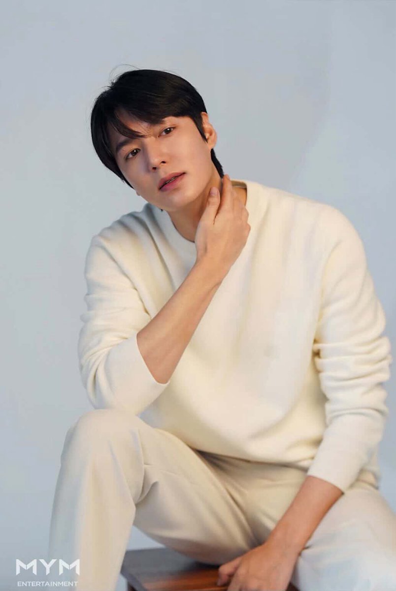 The first picture needs to be a gigantic poster on my wall… 
Unparalleled beauty…he has no equal! 

The second picture is for personal use whenever needed… 
Holyshittttt he’s too…inviting 🤤🤤

#LeeMinHo