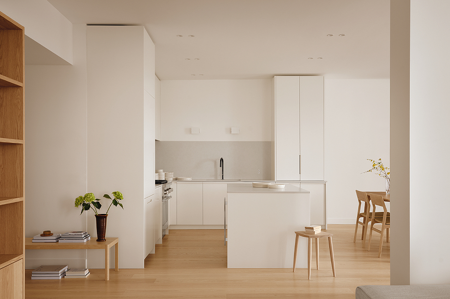 Interior_es's tweet image. La #reforma de este apartamento, realizada por Vives St-Laurent, buscó mejorar la fluidez, la coherencia y la funcionalidad, y, además, crear un espacio para la contemplación, tal como deseaban los propietarios.
-&amp;gt; Fotografías: Alex Lesage
-&amp;gt; interioresminimalistas.com/2026/04/07/un-…
-&amp;gt; #Montreal