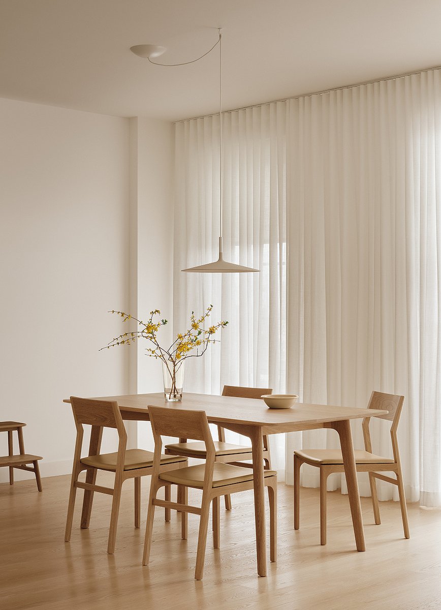 Interior_es's tweet image. La #reforma de este apartamento, realizada por Vives St-Laurent, buscó mejorar la fluidez, la coherencia y la funcionalidad, y, además, crear un espacio para la contemplación, tal como deseaban los propietarios.
-&amp;gt; Fotografías: Alex Lesage
-&amp;gt; interioresminimalistas.com/2026/04/07/un-…
-&amp;gt; #Montreal