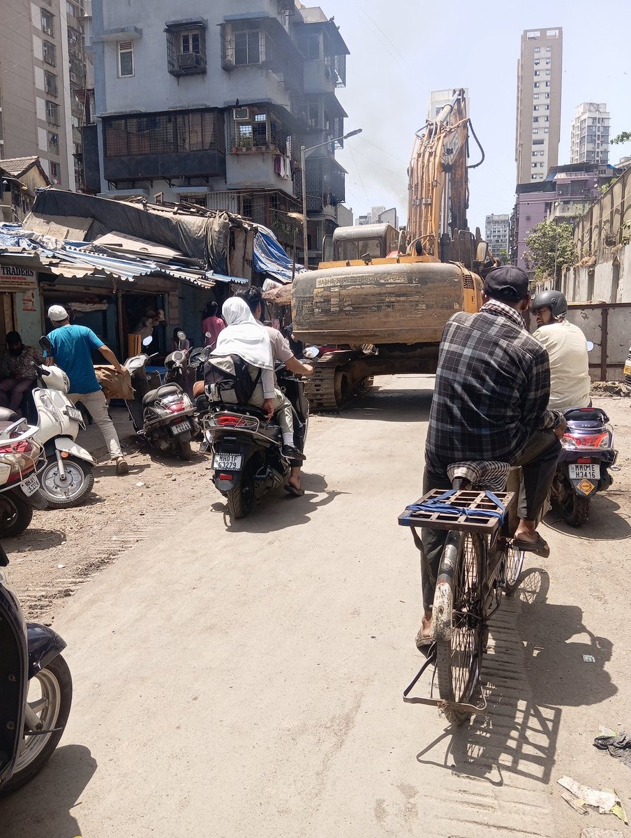 Bycullasena's tweet photo. @MTPHereToHelp pls send RTO officer at Meghraj Sethi road Byculla west 
Both side bike and car parking &amp; on gng road repair work gng on due to this both side parking traffic got jam
Need urgent action soon 
Comes under Nagpada traffic division https://t.co/vQOKG7GlqH