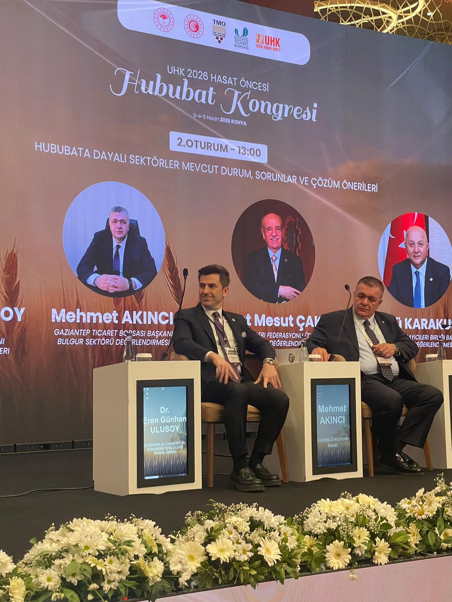gunhanulusoy's tweet photo. Hasat zamanı yaklaşırken Ulusal Hububat Konseyi tarafından düzenlenen 2026 Hasat Öncesi Ulusal Hububat Kongresi’nde sektörümüzün tüm paydaşlarıyla bir araya geldik. Tarım ve Orman Bakanımız Sayın İbrahim Yumaklı’nın teşrifleriyle gerçekleşen kongre, sektörümüzün geleceği açısından son derece verimli ve yol gösterici oldu.

“Hububata Dayalı Sektörler Mevcut Durum, Sorunlar ve Çözüm Önerileri” oturumunda gerçekleştirdiğimi “Küresel Gelişmeler ve Tahıl Piyasalarına Etkileri” başlıklı sunumda; dünyadaki ekonomik ve jeopolitik gelişmelerin, iklim değişikliğinin ve ticaret politikalarının tahıl piyasalarına etkilerini ve önümüzdeki döneme ilişkin beklentileri değerlendirme fırsatı bulduk.

Kongrenin düzenlenmesinde emeği geçen Ulusal Hububat Konseyi’ne, değerli katılımcılara ve sektörün tüm paydaşlarına teşekkür ederim. 
#HububatKonseyi