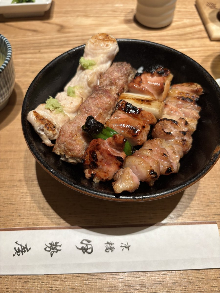 お昼ご飯はアーティゾン美術館の近くにある伊勢廣京橋本店へ！焼き鳥丼、香ばしくて美味しかったです！豪華なランチでした！