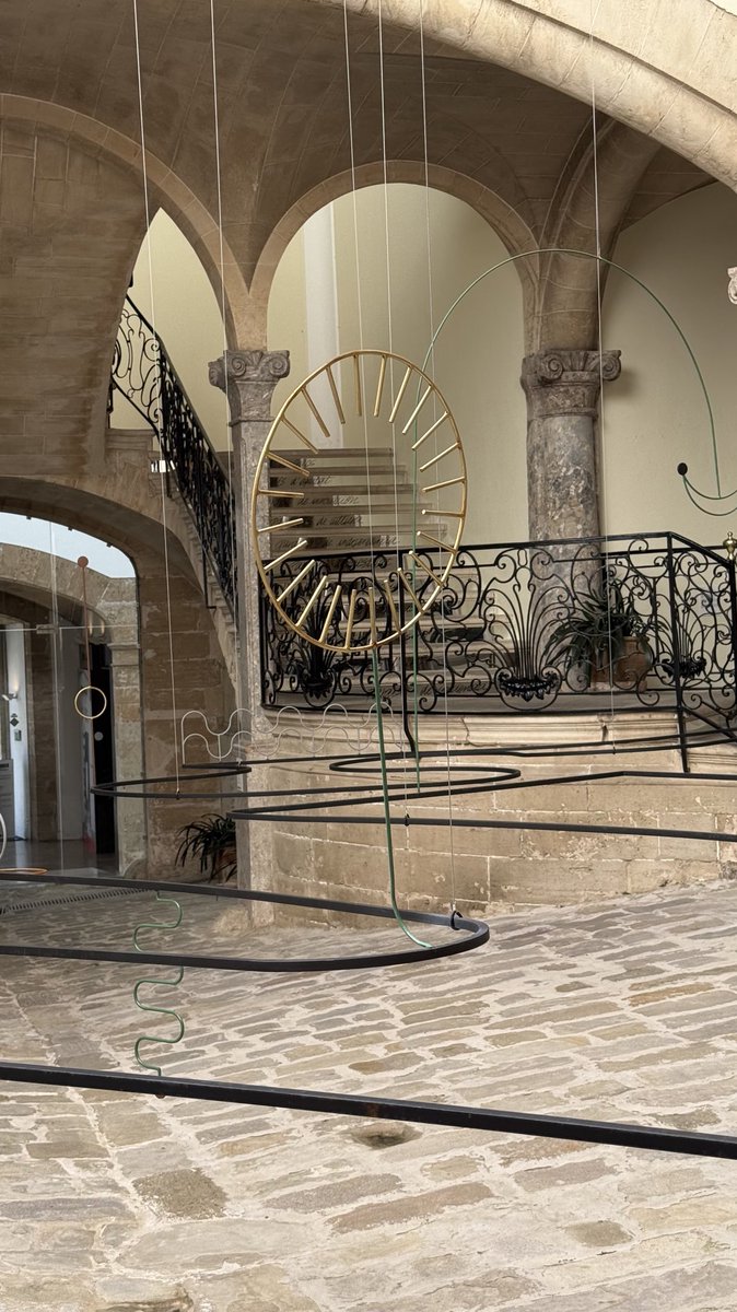 csolleric's tweet photo. Al llarg de la història, arquitectes i artistes s'han inspirat en les formes corbes de les fulles, dels caragols, de les ones de l'aigua per dissenyar les seves obres. UNA ONA! és un homenatge a aquestes ondulacions. Un ball entorn de l'obra, també ondulant, d'Andrea Canepa. https://t.co/YSfO8Qke9a