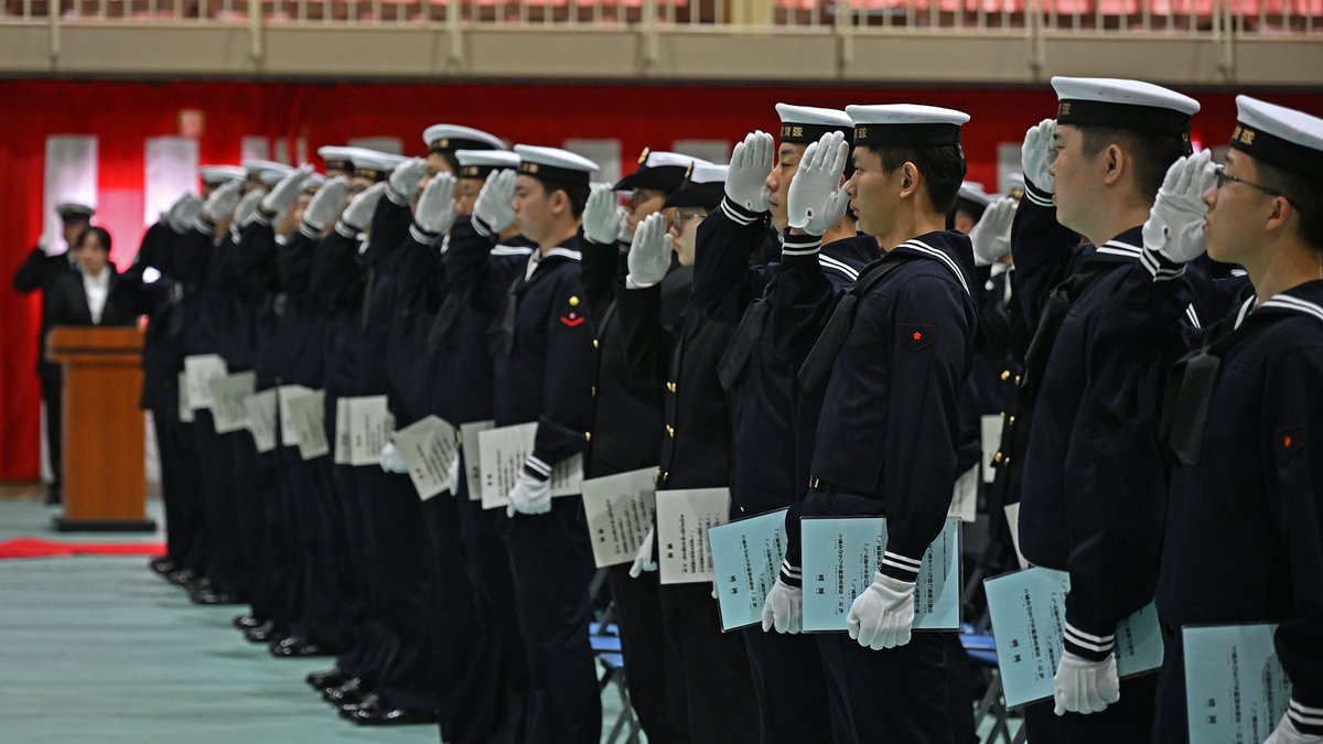 JMSDF_mrh's tweet photo. ⚓#舞教日記⚓～入隊式～

本日、第25期一般海曹候補生課程・第36期自衛官候補生課程の入隊式を実施しました。

今年も舞教日記、スタートです٩(ˊᗜˋ*)و
#海上自衛隊 #海自舞鶴 #舞鶴教育隊 https://t.co/bc0u5gH2vt