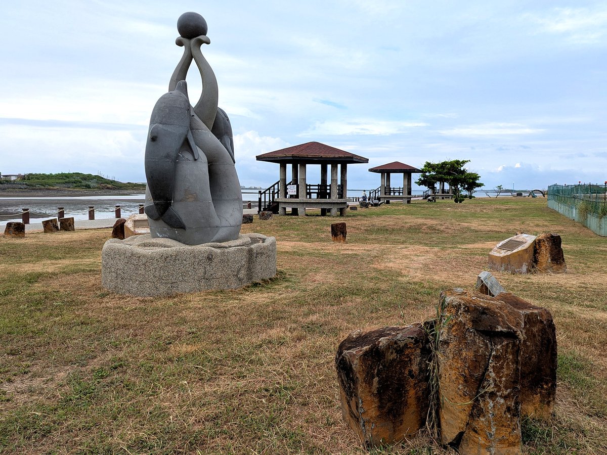 SKR_TourNote's tweet photo. 第 909 篇 - 澎湖湖西(#沙港天后宮、舊軍營 #鼎灣文創園區)、馬公(#東衛石雕公園、#烏崁高麗菜公園)
https://t.co/YgVb6fVJxs
白沙鄉中屯嶼(中墩嶼)經中正橋進入湖西鄉，在澎11號道路的岔路口，看到非常有特色的景觀建物，原本以為是紀念塔之類的，結果是鼎灣社區的地標景物。 https://t.co/7Aii0B0opV
