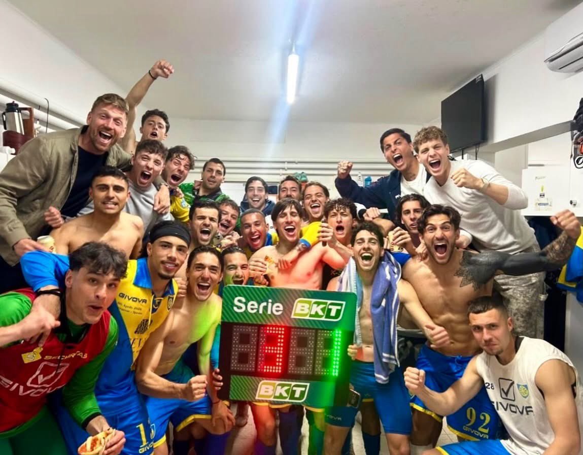 CarrareseCalcio's tweet photo. 📸💪

#scolpitinellastoria #legab 

@Lega_B https://t.co/hoNhHMptp9