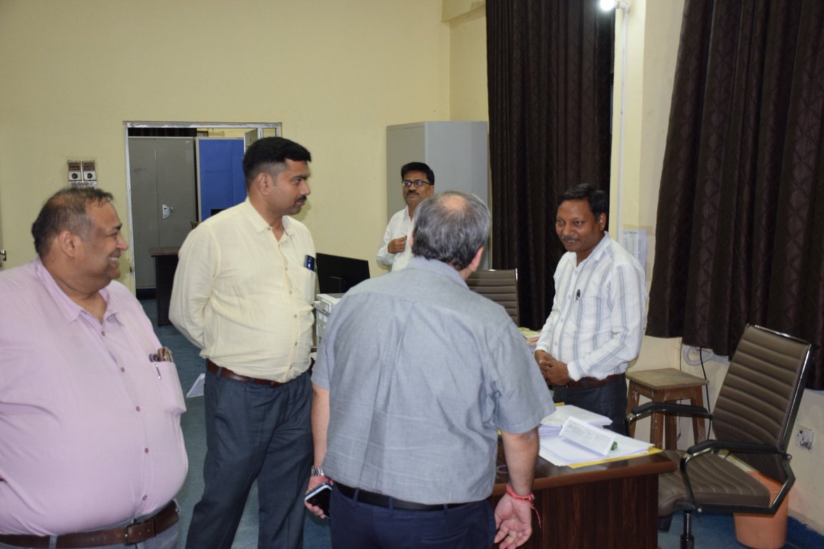 डॉ. नितिन कुमार पुरी ने नाइलिट गोरखपुर में कार्यकारी निदेशक के रूप में पदभार ग्रहण करने के पश्चात संस्थान का विस्तृत निरीक्षण किया। उन्होंने विभिन्न विभागों का अवलोकन कर संस्थान में संचालित शैक्षणिक एवं प्रशिक्षण गतिविधियों की गहन जानकारी प्राप्त की।

इस दौरान उन्होंने