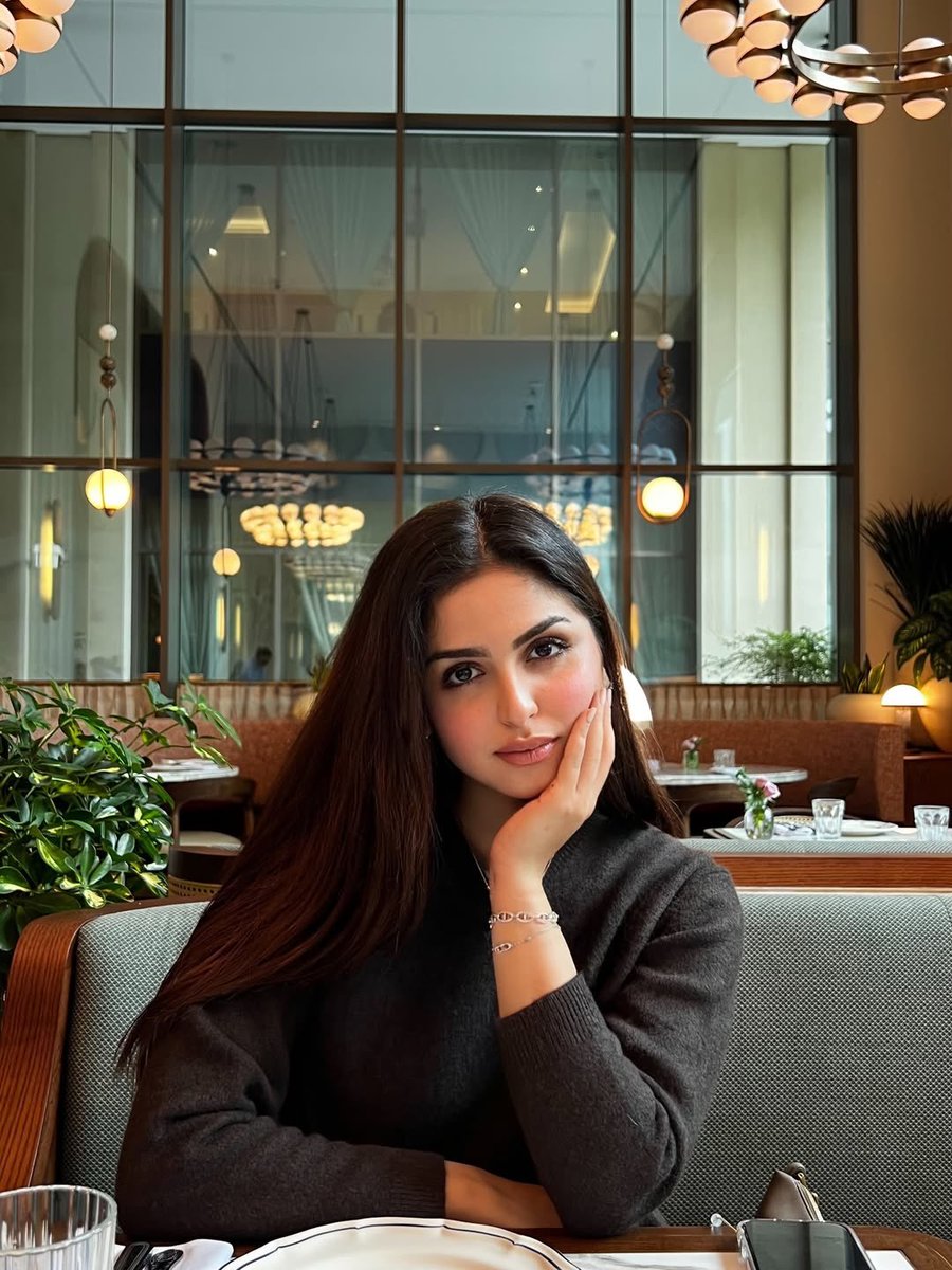 يا <a href="/grok/">Grok</a> لبسها نظارات باتمان واجعلها مبتسمه.