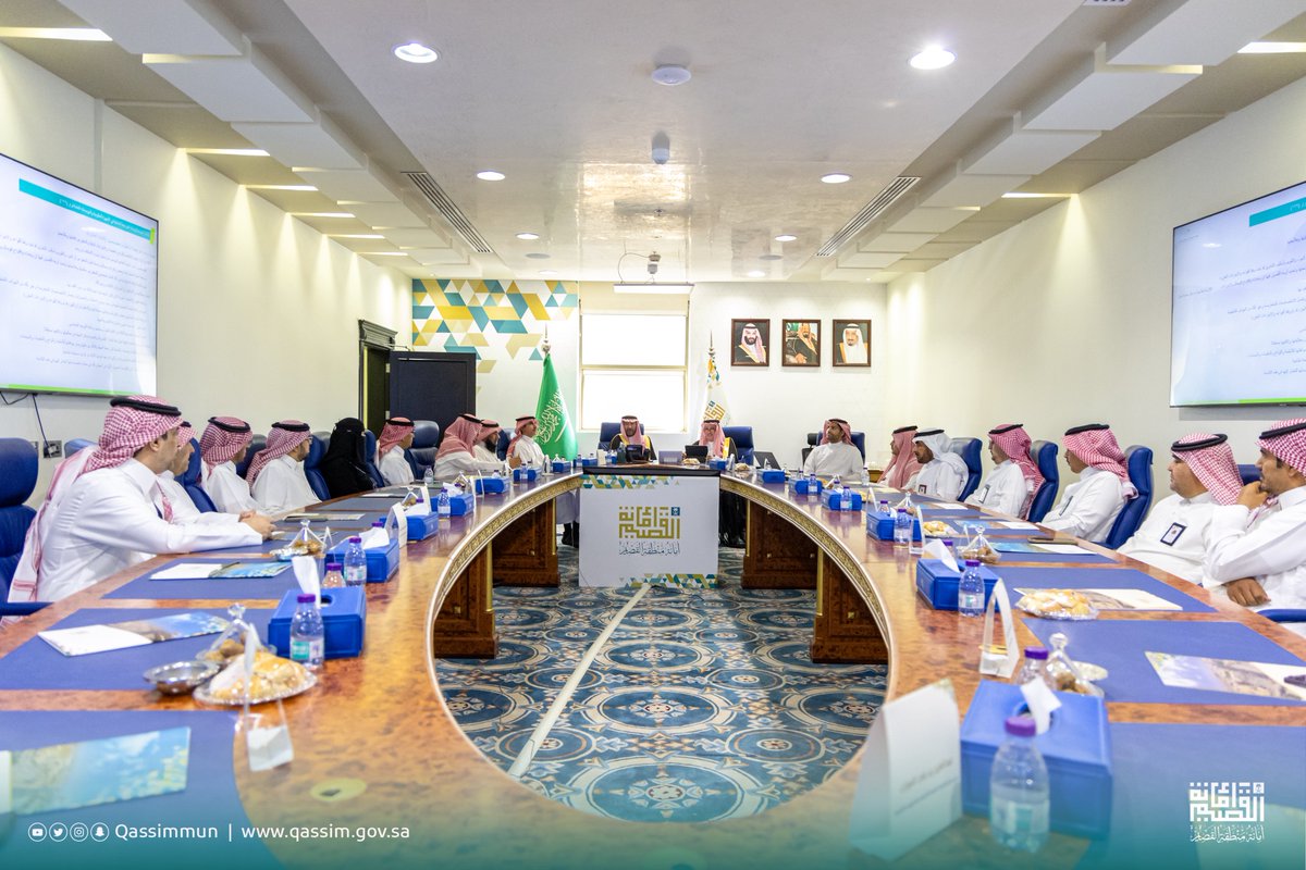 Qassimmun's tweet photo. أمين منطقة #القصيم م. محمد المجلي يستقبل مستشار معالي وزير البلديات والإسكان للرقابة الداخلية والمشرف العام على الإدارة العامة للمراجعة الداخلية أ. محمد السعيد، لبحث تعزيز الرقابة الداخلية ورفع كفاءة الإجراءات، وذلك ضمن جهود تطوير العمل المؤسسي وتحقيق مستهدفات رؤية المملكة 2030، بحضور قيادات #أمانة_منطقة_القصيم ومشاركة رؤساء البلديات عن بُعد.