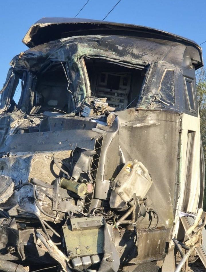 Mettre une caméra à chaque passage à niveau qui détecterai immédiatement via IA tout véhicule arrêté, et déclencherai une alerte en amont cela ne couterai pas grand chose.

Pensée à la famille du conducteur du TGV mort ce matin et aux blessés.