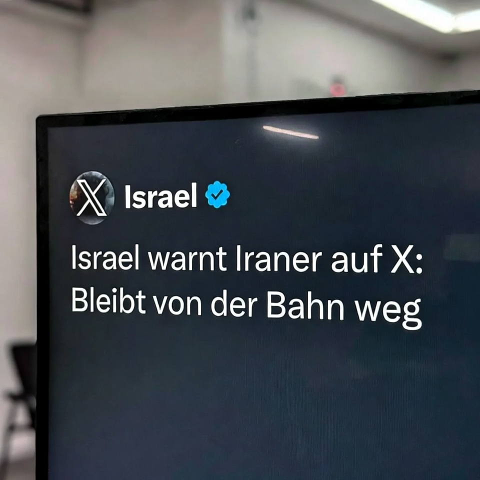 Wieviele Iraner werden das lesen können?🤬Das israelische Militär hat die Bevölkerung im Iran davor gewarnt, mit  dem Zug zu reisen oder sich in der Nähe von Bahnstrecken aufzuhalten.  Wer sich dort aufhalte, gefährde sein Leben, hieß es in einem Post auf X. #Israell #Iran