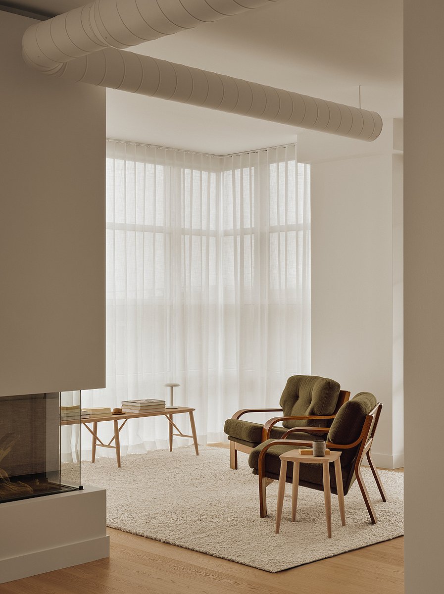 Interior_es's tweet image. The #renovation of this #apartment, carried out by Vives St-Laurent, sought to improve flow, coherence, and functionality, while also creating a space for contemplation, as desired by the owners.
-&amp;gt; Photos: Alex Lesage
-&amp;gt; interioresminimalistas.com/2026/04/07/un-…
-&amp;gt; #minimal #interiors #Montreal