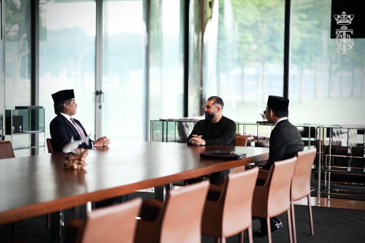 onnhafiz's tweet photo. Duli Yang Amat Mulia Tunku Mahkota Ismail, Pemangku Sultan Johor terima mengadap YAB Dato' Onn Hafiz Ghazi, Menteri Besar Johor pada hari ini, 7 April 2026. 

Dalam pertemuan ini, pelbagai isu-isu terkini telah disampaikan dan dibincangkan. Hadir sama adalah Khairy Jamaluddin, Penasihat Belia Johor. Allah Peliharakan Sultan.

———

His Royal Highness Tunku Ismail, The Regent of Johor received in audience the Chief Minister of Johor YAB Dato' Onn Hafiz Ghazi today, 7 April 2026. 

During the meeting, various current issues were presented and discussed. Also present was Johor Youth Advisor Khairy Jamaluddin. Allah Peliharakan Sultan.