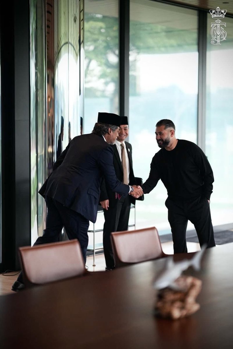 onnhafiz's tweet photo. Duli Yang Amat Mulia Tunku Mahkota Ismail, Pemangku Sultan Johor terima mengadap YAB Dato' Onn Hafiz Ghazi, Menteri Besar Johor pada hari ini, 7 April 2026. 

Dalam pertemuan ini, pelbagai isu-isu terkini telah disampaikan dan dibincangkan. Hadir sama adalah Khairy Jamaluddin, Penasihat Belia Johor. Allah Peliharakan Sultan.

———

His Royal Highness Tunku Ismail, The Regent of Johor received in audience the Chief Minister of Johor YAB Dato' Onn Hafiz Ghazi today, 7 April 2026. 

During the meeting, various current issues were presented and discussed. Also present was Johor Youth Advisor Khairy Jamaluddin. Allah Peliharakan Sultan.