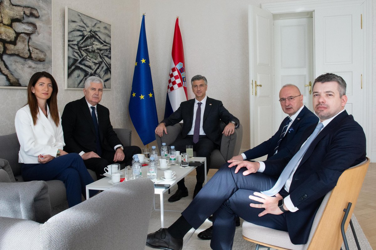 Dragan_Covic's tweet photo. Važan sastanak s predsjednikom Vlade RH @AndrejPlenkovic, gdje smo razgovarali o bilateralnoj suradnji i aktualnim strateškim pitanjima. Potpisivanje međudržavnog sporazuma 🇧🇦 i 🇭🇷 o #JPI visoki prioritet, uz nastavak zaštite prava hrvatskoga kao konstitutivnog naroda. https://t.co/GAuJO6tx0P