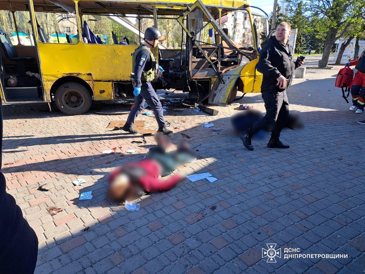 United24media's tweet photo. 🔴 UPD: 16 people were injured as a result of the Russian FPV attack on a bus in the Dnipro region, local authorities report.

Three others were killed. https://t.co/wbksYzOHAn