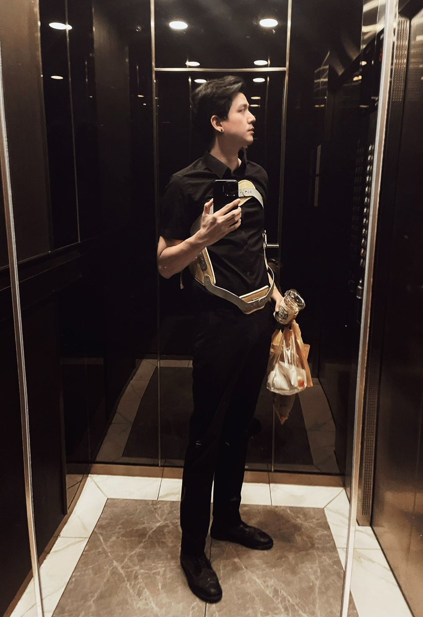 YCKAIN's tweet photo. ร้อนเกินไปมั้ยหลังก็เจ็บ แค่ออกไป 7/11 ยังเกือบตุย 🔥🔥🔥🔥 https://t.co/ukcMMg9Qeb