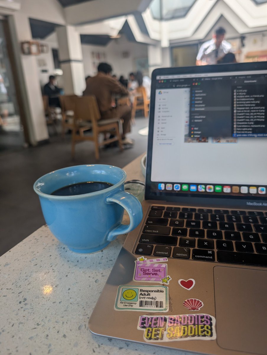 Myliciouss's tweet photo. Even baddies get caffies ☕ https://t.co/XMD6sMLzJc