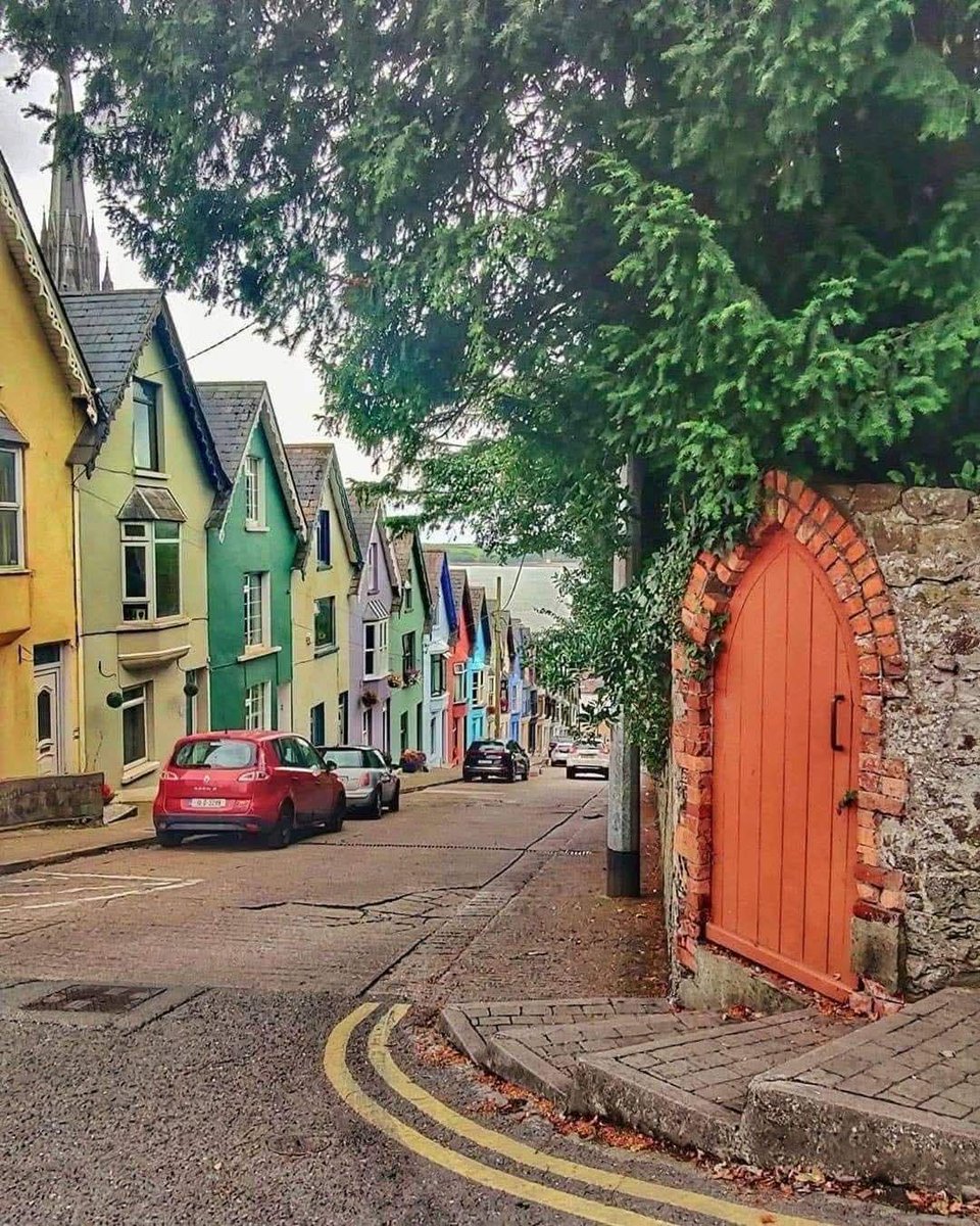 ThisIsIreland3's tweet image. The colourful houses known as the "Deck of cards", with St. Coleman's Cathedral in the background ⛪💚

📍Cobh, East Cork - Ireland ☘️

📸 Riesty Yolanda Paliama

#Cork #Ireland #Cathedral #Eastcork #Cobh