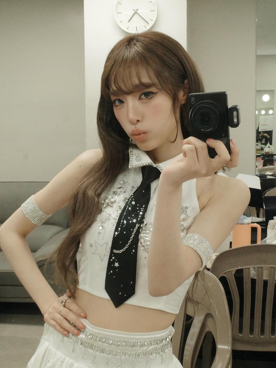 Noteyeana 260407 @ccvely (Make-Up Artist) Instagram update about Yena (2/3) ๋๋ฒ์งธ ...