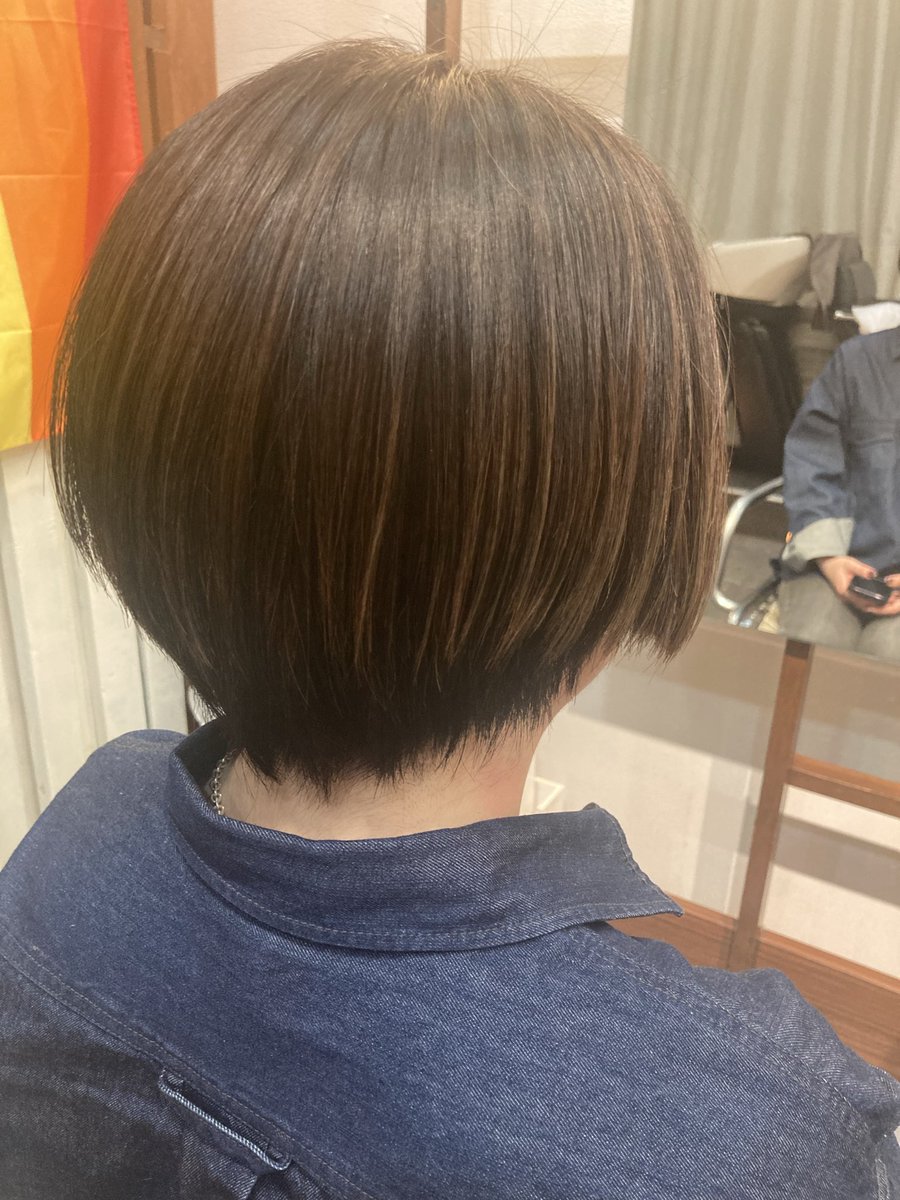 傷んでる場所を思い切ってカット 襟足も短くショートスタイルにイメチェン 
カウンセリング→目安の長さにカット→ヘアリセッター→カラー→シャンプー→ドライ→カット→ブロー→スタイリング
前髪 横 襟足の長さなど、一つ一つ確認しながら進めますので、いつも困ってる方もご連絡お待ちしてます。