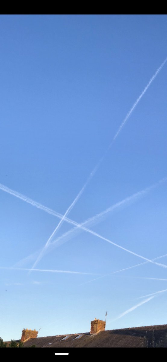 Niceandsmooth2's tweet photo. @valmcbeath @Paul_Patriot12 @RupertLowe10 @ABridgen I saw the exact same spray pattern from just outside blackpool at 7:30 yesterday evening. https://t.co/lIuJvV7oZw