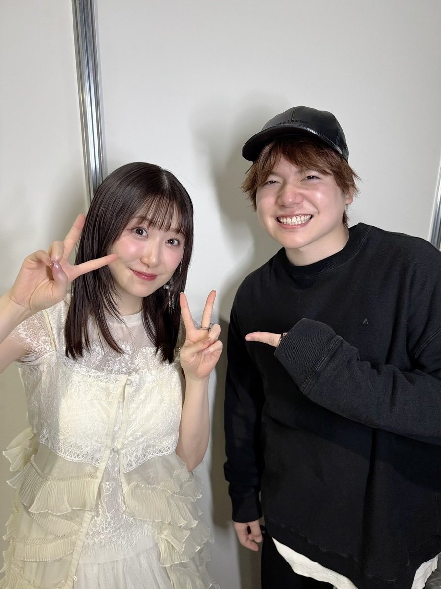 why bro pose like that 👈🏻 with his wife 😭 just point and smile?? lol