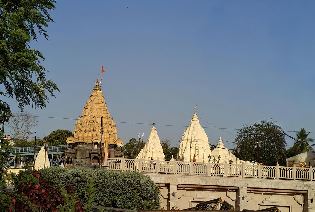 NikSingal's tweet photo. Where #devotion meets #grandeur...
#Mahakal 🔱
#Memories #TravelDiaries #TravelPhotography #Ujjain #IncredibleIndia https://t.co/6UgUT6II68