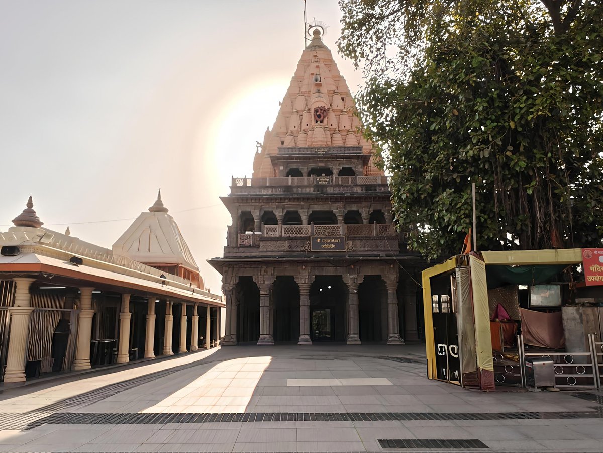 NikSingal's tweet photo. Where #devotion meets #grandeur...
#Mahakal 🔱
#Memories #TravelDiaries #TravelPhotography #Ujjain #IncredibleIndia https://t.co/6UgUT6II68