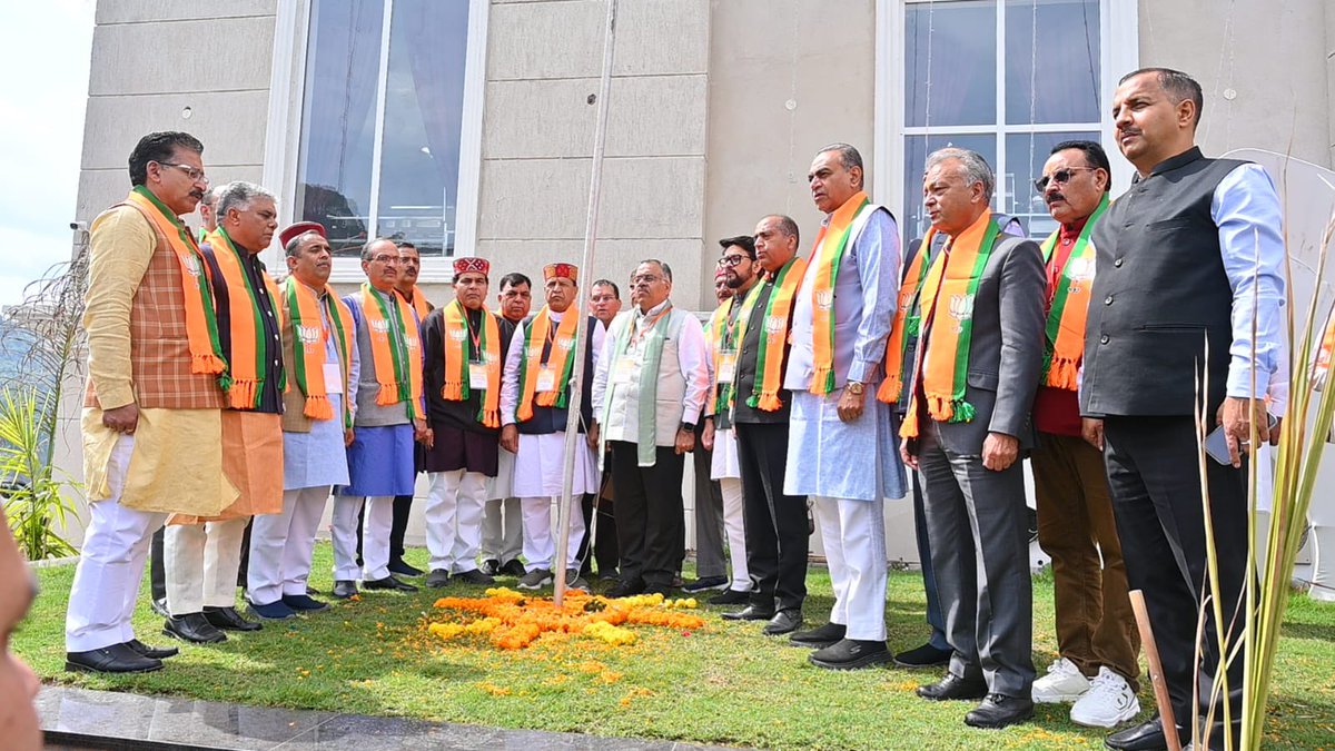SanjayTandonBJP's tweet photo. छोटी काशी मंडी में भारतीय जनता पार्टी के ध्वजारोहण के साथ प्रदेश स्तरीय कार्यसमिति की बैठक के दूसरे दिन के सत्र का विधिवत शुभारंभ।

बैठक की अध्यक्षता प्रदेश अध्यक्ष डॉ. राजीव बिंदल (@rajeevbindal) जी कर रहे हैं। इस अवसर पर भाजपा के राष्ट्रीय महामंत्री तरुण चुघ (@tarunchughbjp) जी, प्रदेश प्रभारी श्रीकांत शर्मा (@ptshrikant) जी, नेता प्रतिपक्ष एवं पूर्व मुख्यमंत्री जयराम ठाकुर (@jairamthakurbjp) जी, सांसद एवं पूर्व केंद्रीय मंत्री अनुराग सिंह ठाकुर (@ianuragthakur) जी, सांसद सुरेश कश्यप (@iSureshBjp) जी, सांसद डॉ. राजीव भारद्वाज (@DrRajeevBJP) जी सहित अन्य वरिष्ठ पदाधिकारी विशेष रूप से उपस्थित हैं।

हम सभी सेवा, समर्पण और राष्ट्र निर्माण के संकल्प के साथ आगे बढ़ते हुए जन-जन तक पार्टी की विचारधारा पहुँचाने के लिए प्रतिबद्ध हैं।

#BJP #BJPHimachalPradesh