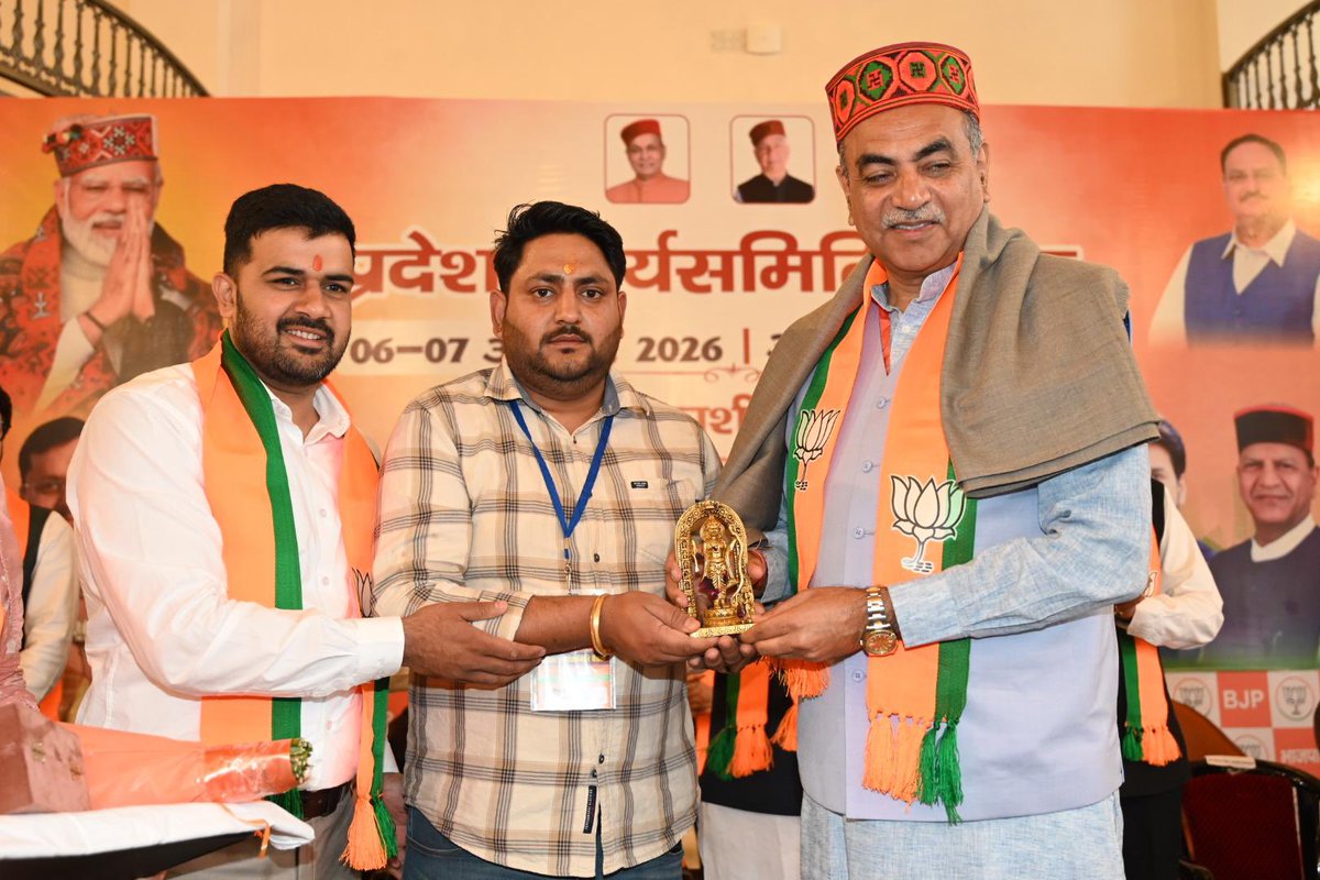 SanjayTandonBJP's tweet photo. छोटी काशी मंडी में भारतीय जनता पार्टी के ध्वजारोहण के साथ प्रदेश स्तरीय कार्यसमिति की बैठक के दूसरे दिन के सत्र का विधिवत शुभारंभ।

बैठक की अध्यक्षता प्रदेश अध्यक्ष डॉ. राजीव बिंदल (@rajeevbindal) जी कर रहे हैं। इस अवसर पर भाजपा के राष्ट्रीय महामंत्री तरुण चुघ (@tarunchughbjp) जी, प्रदेश प्रभारी श्रीकांत शर्मा (@ptshrikant) जी, नेता प्रतिपक्ष एवं पूर्व मुख्यमंत्री जयराम ठाकुर (@jairamthakurbjp) जी, सांसद एवं पूर्व केंद्रीय मंत्री अनुराग सिंह ठाकुर (@ianuragthakur) जी, सांसद सुरेश कश्यप (@iSureshBjp) जी, सांसद डॉ. राजीव भारद्वाज (@DrRajeevBJP) जी सहित अन्य वरिष्ठ पदाधिकारी विशेष रूप से उपस्थित हैं।

हम सभी सेवा, समर्पण और राष्ट्र निर्माण के संकल्प के साथ आगे बढ़ते हुए जन-जन तक पार्टी की विचारधारा पहुँचाने के लिए प्रतिबद्ध हैं।

#BJP #BJPHimachalPradesh