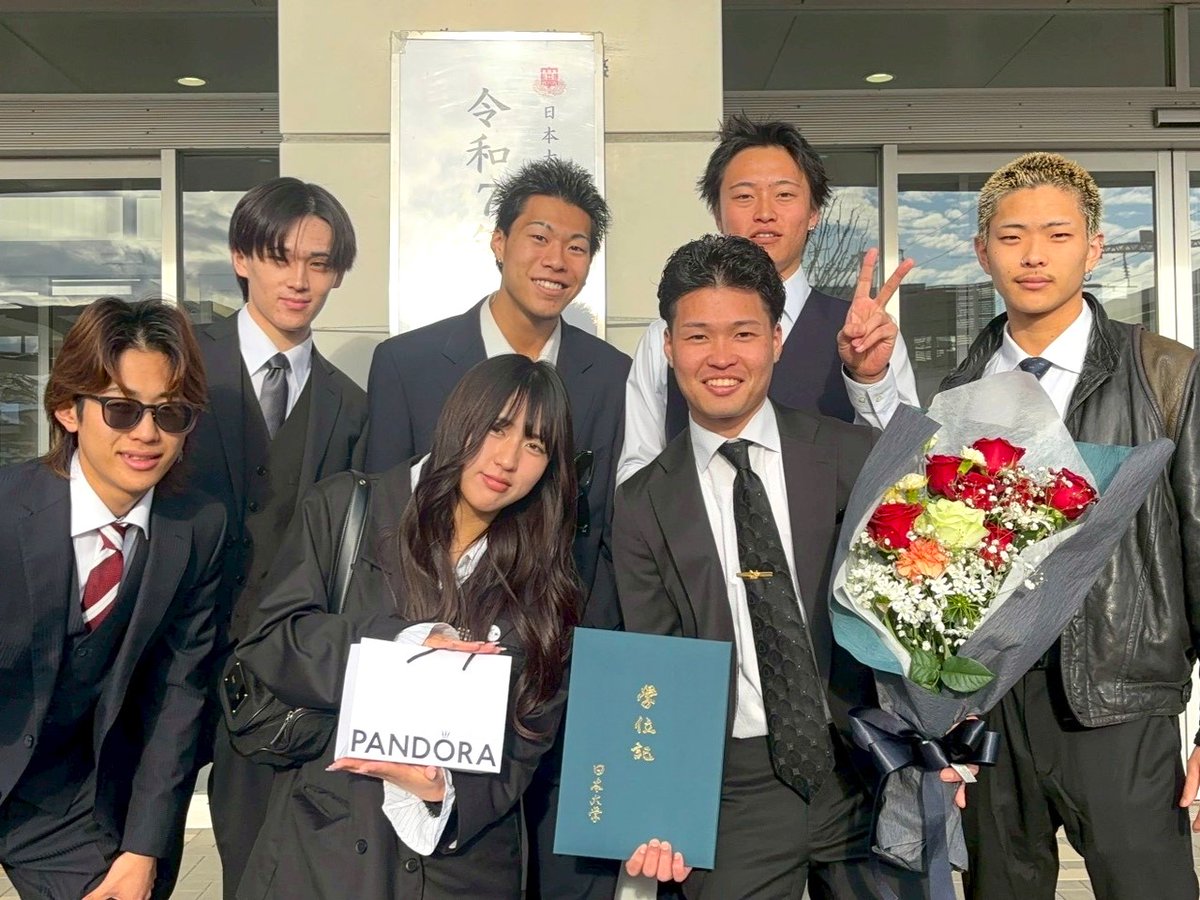 clothcross's tweet photo. 優大学卒業👨‍🎓おめでとう㊗️
全国から集まった仲間ともお別れ。沢山の友達は一生の宝物⚾入社式後は1年間大阪赴任🚅東京大阪希望だったから本人絶好調💨僕もイクメン＆学費家賃仕送り諸々卒業🤣肩の荷おりて暇になるし次は何しようか😆
#卒業式 #大学卒業 #卒業 #仲間 #友達 #宝物 #イクメン #おめでとう https://t.co/Bslu1QMopU