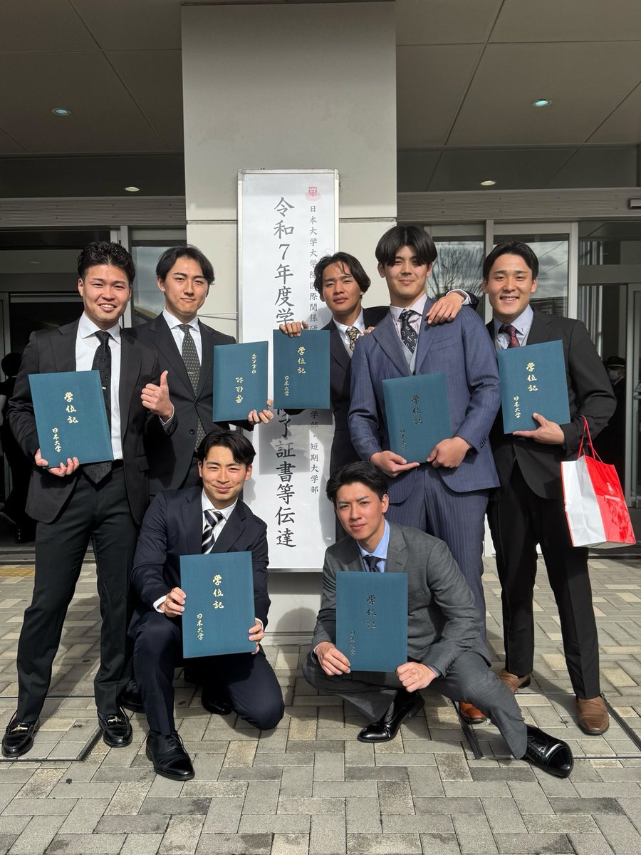 clothcross's tweet photo. 優大学卒業👨‍🎓おめでとう㊗️
全国から集まった仲間ともお別れ。沢山の友達は一生の宝物⚾入社式後は1年間大阪赴任🚅東京大阪希望だったから本人絶好調💨僕もイクメン＆学費家賃仕送り諸々卒業🤣肩の荷おりて暇になるし次は何しようか😆
#卒業式 #大学卒業 #卒業 #仲間 #友達 #宝物 #イクメン #おめでとう https://t.co/Bslu1QMopU