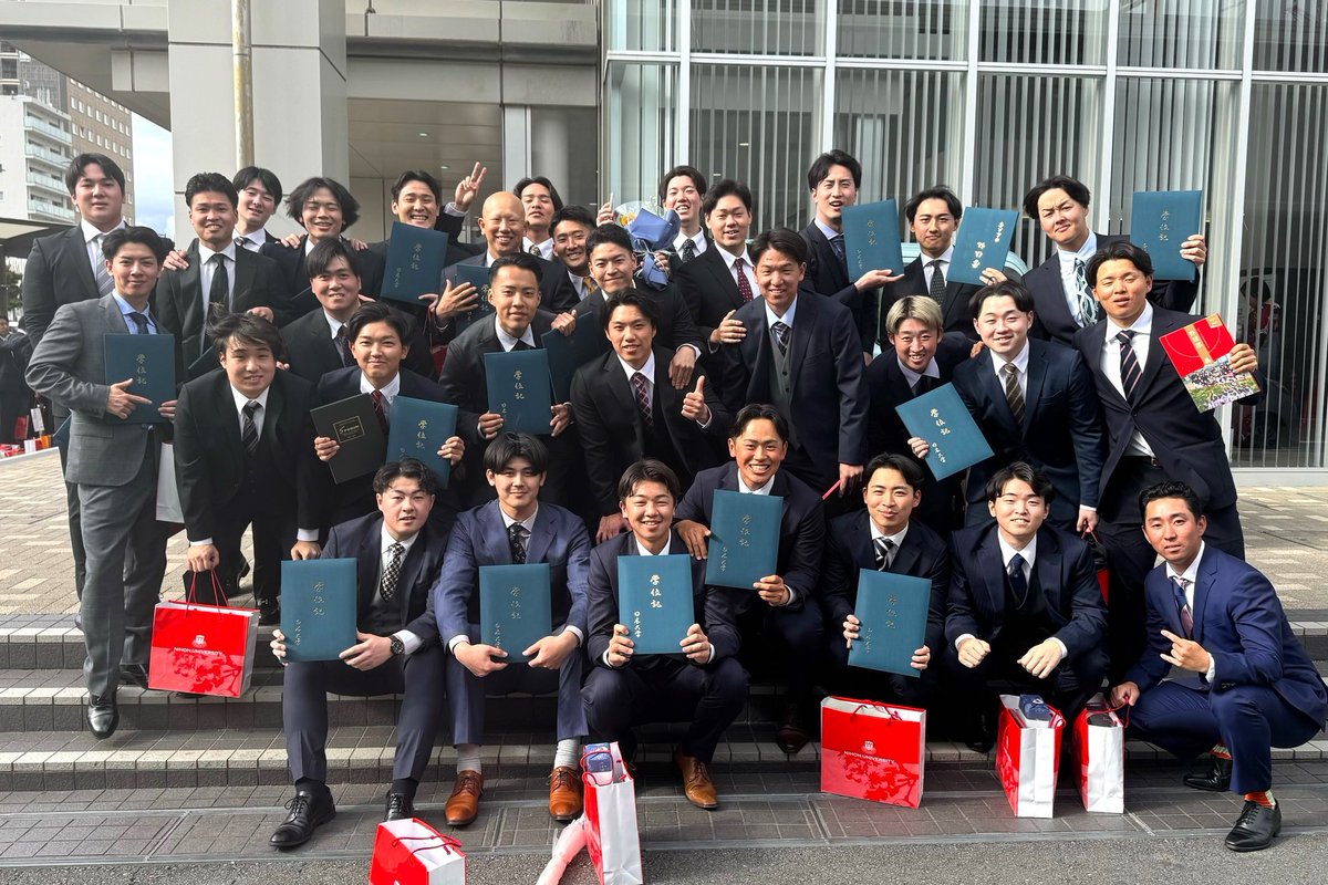 clothcross's tweet photo. 優大学卒業👨‍🎓おめでとう㊗️
全国から集まった仲間ともお別れ。沢山の友達は一生の宝物⚾入社式後は1年間大阪赴任🚅東京大阪希望だったから本人絶好調💨僕もイクメン＆学費家賃仕送り諸々卒業🤣肩の荷おりて暇になるし次は何しようか😆
#卒業式 #大学卒業 #卒業 #仲間 #友達 #宝物 #イクメン #おめでとう https://t.co/Bslu1QMopU