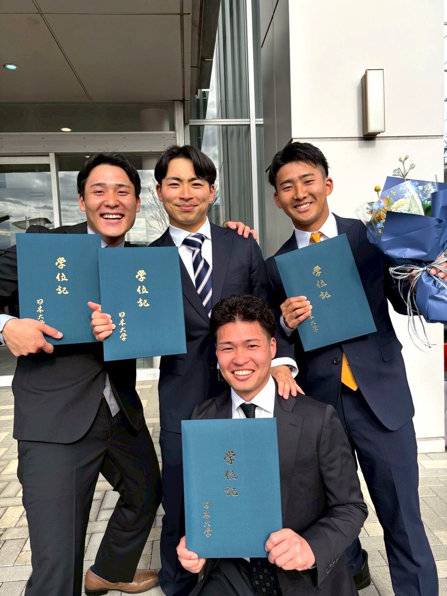 clothcross's tweet photo. 優大学卒業👨‍🎓おめでとう㊗️
全国から集まった仲間ともお別れ。沢山の友達は一生の宝物⚾入社式後は1年間大阪赴任🚅東京大阪希望だったから本人絶好調💨僕もイクメン＆学費家賃仕送り諸々卒業🤣肩の荷おりて暇になるし次は何しようか😆
#卒業式 #大学卒業 #卒業 #仲間 #友達 #宝物 #イクメン #おめでとう https://t.co/Bslu1QMopU
