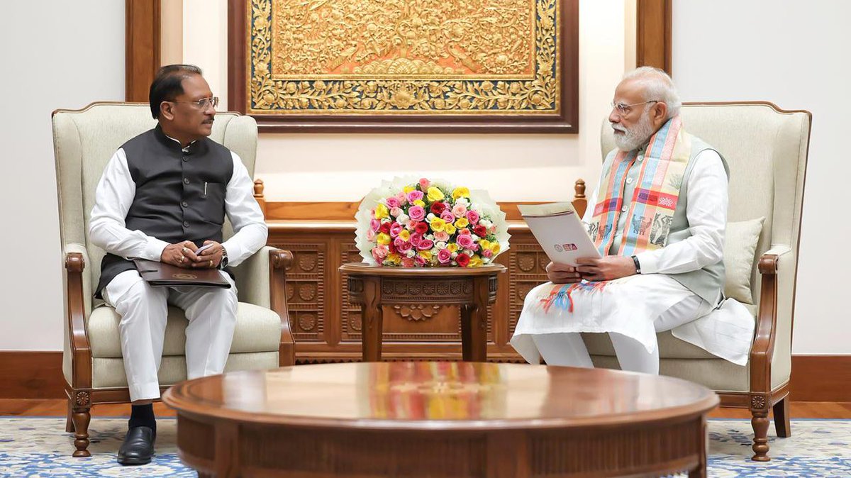 नई दिल्ली स्थित प्रधानमंत्री कार्यालय 'सेवा तीर्थ' में आज माननीय प्रधानमंत्री श्री नरेंद्र मोदी जी से मुलाकात कर बस्तर के समग्र विकास का विस्तृत ब्लूप्रिंट साझा किया।

माननीय प्रधानमंत्री जी के नेतृत्व में डबल इंजन सरकार के दृढ़ संकल्प से नक्सलवाद से मुक्त होकर बस्तर अब शांति,
