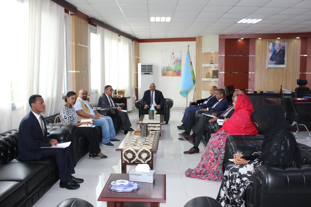 MAECIDJIBOUTI's tweet photo. Le Ministre des Affaires Etrangères et de la Coopération Internationale S.E Monsieur Abdoulkader Houssein Omar a reçu ce matin la délégation de la Mission d’observation électorale de l’Autorité Intergouvernementale pour le Développement (IGAD) conduite par S.E Dr Mulatu Teshome Wirtu, ancien Président de la République Fédérale Démocratique d’Ethiopie.

Les échanges ont notamment porté sur les préparatifs et les dispositions mises en place à Djibouti pour l’élection présidentielle du 10 avril 2026 ainsi que sur le déploiement des observateurs internationaux à travers l’ensemble du territoire national.

A cette occasion, le Chef de la diplomatie a exprimé son appréciation pour le rôle de la Mission d’observation électorale de l’IGAD en conformité avec son protocole de procédures tout en réaffirmant la pleine coopération de la République de Djibouti avec la Mission d’observation électorale de l’IGAD.#MAECIDJIBOUTI