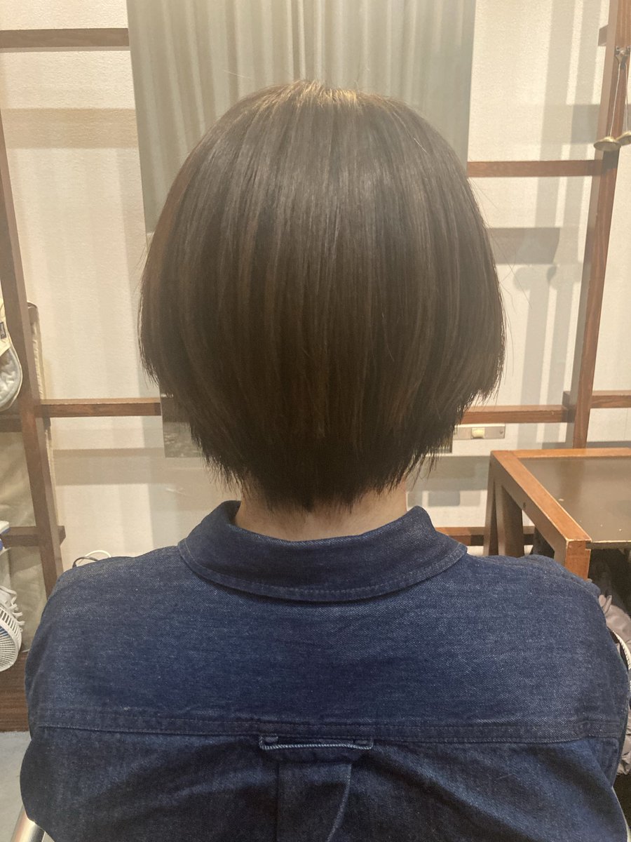 傷んでる場所を思い切ってカット 襟足も短くショートスタイルにイメチェン 
カウンセリング→目安の長さにカット→ヘアリセッター→カラー→シャンプー→ドライ→カット→ブロー→スタイリング
前髪 横 襟足の長さなど、一つ一つ確認しながら進めますので、いつも困ってる方もご連絡お待ちしてます。