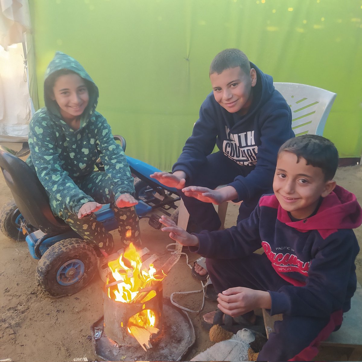 Ahmed164568's tweet photo. Good evening, friends. I'm Ahmed from Gaza.For security reasons, my previous fundraising campaign was shut down. My Twitter account was also closed.If you'd like to continue supporting my family with basic living expenses,you can follow me and donate here:
https://t.co/yz5SRUBKhT https://t.co/pTPj7Yx1Us